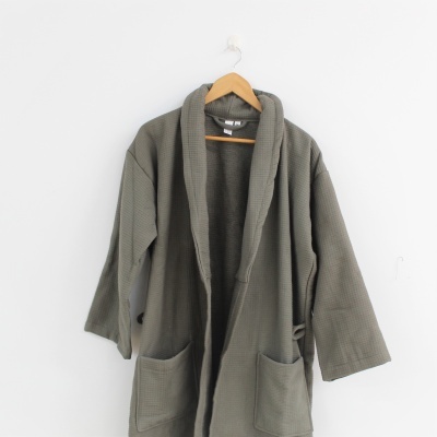 Casaco cinzento tipo waffle com gola xale e bolsos frontais