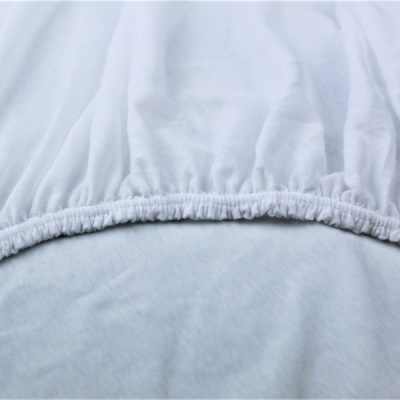 Lençol branco com elástico e textura suave