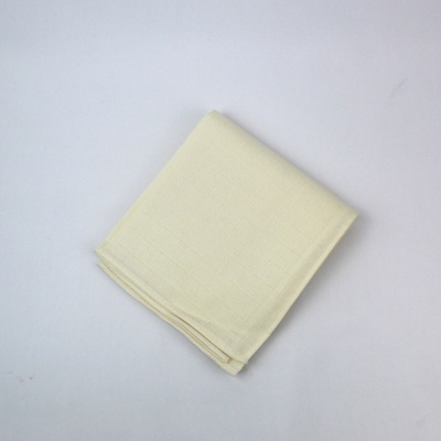 Guardanapo quadrado amarelo claro de tecido com textura lisa
