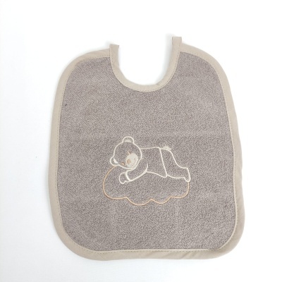 Babete de bebé cinzento com bordas bege e ursinho bordado a dormir numa nuvem