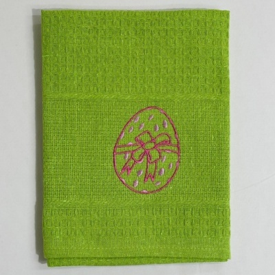 Toalha verde com bordado rosa de ovo de Páscoa