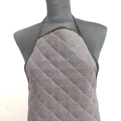 Avental acolchoado cinza com padrão em losangos e bordas pretas num manequim preto