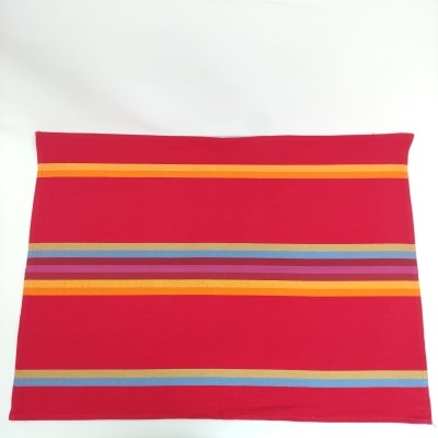 Toalha vermelha com faixas coloridas horizontais