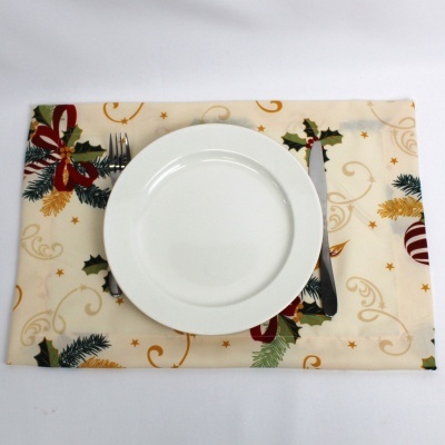 Toalha natalícia com prato branco e talheres