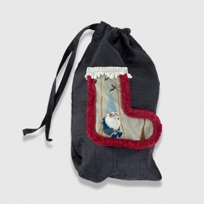 Saco preto com aplique de meia de Natal com Papai Noel bordado