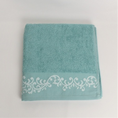 Toalha de banho azul pastel com bordado branco
