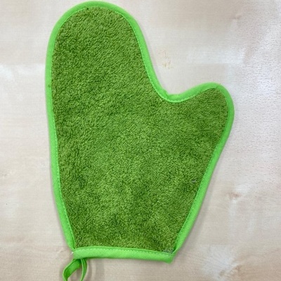Luva de banho verde felpuda com argola para pendurar