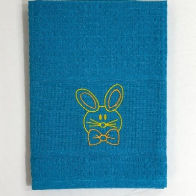 Toalha azul com bordado de coelho amarelo