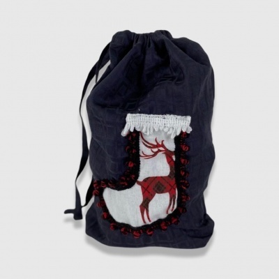 Mochila azul escuro com aplique de veado vermelho e franja branca