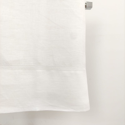 Cortinado branco em tecido leve suspenso em barra metálica prateada