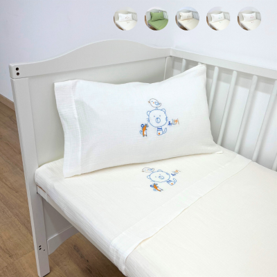 Lençol e fronha de berço brancos com bordados de urso e passarinho em berço branco