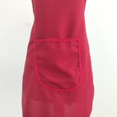 Avental rosa com bolso frontal em fundo branco