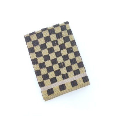 Toalha xadrez preta e bege dobrada com elástico