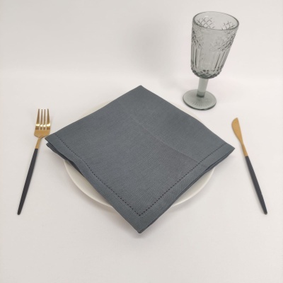 Conjunto de mesa com prato, guardanapo, talheres e copo alto em vidro texturizado