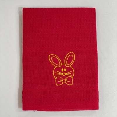 Toalha vermelha com bordado amarelo de coelho