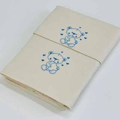 Pacote de tecido branco com desenho azul de ursinho