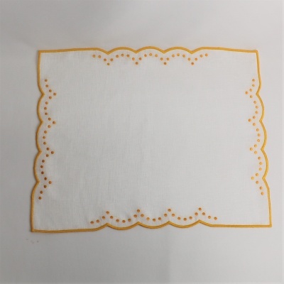 Guardanapo branco com borda laranja e detalhes decorativos
