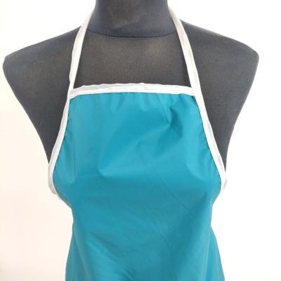 Avental azul turquesa com bordas brancas num manequim preto