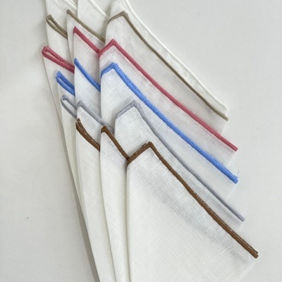 Lenços de tecido branco com bordas coloridas em leque