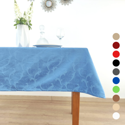 Toalha de mesa azul com padrão floral em mesa de madeira num ambiente claro com decoração minimalista