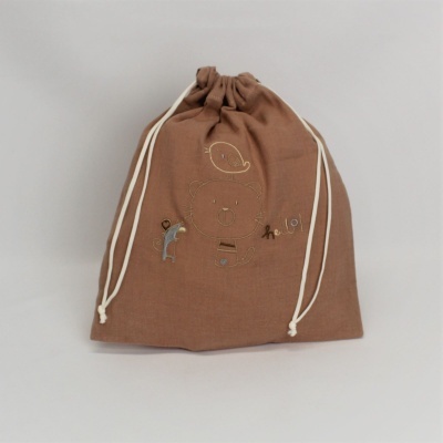 Saco de pano castanho com cordões brancos e bordado colorido de urso, pássaro e rato