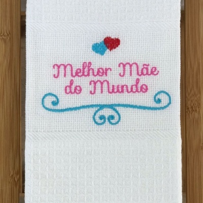 Toalha branca com bordado colorido com a frase Melhor Mãe do Mundo
