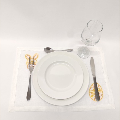 Conjunto de jantar com pratos, talheres, copo e toalhete decorado