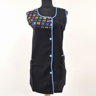 Vestido preto com botões azuis e detalhe colorido no ombro esquerdo