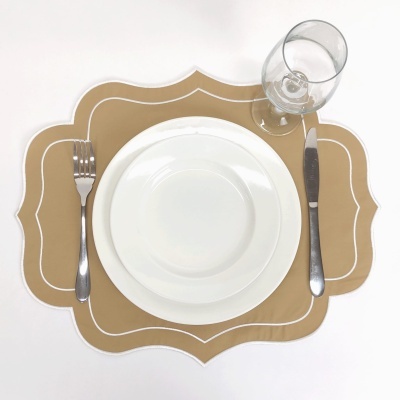 Conjunto de pratos, talheres, copo e guardanapo sobre superfície branca