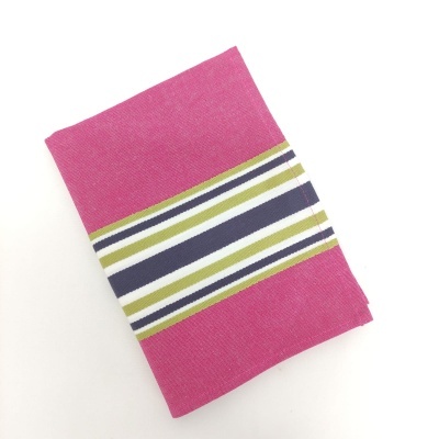 Toalha rosa com riscas horizontais coloridas dobrada