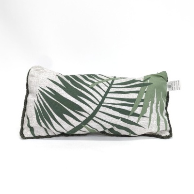 Travesseiro retangular com padrão de folhas verdes sobre fundo branco