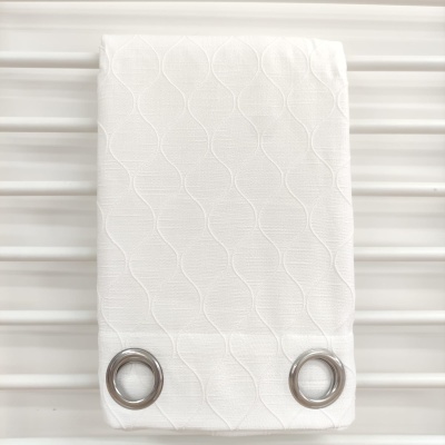 Cortina branca texturizada com ilhós metálicos colocada sobre ripas brancas