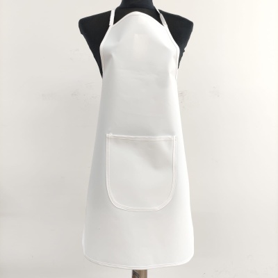 Avental branco com bolso frontal em manequim preto