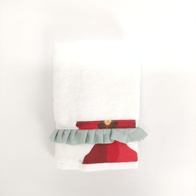 Toalha branca com detalhe floral e babado verde claro