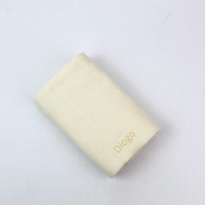 Guardanapo branco com nome Diogo bordado