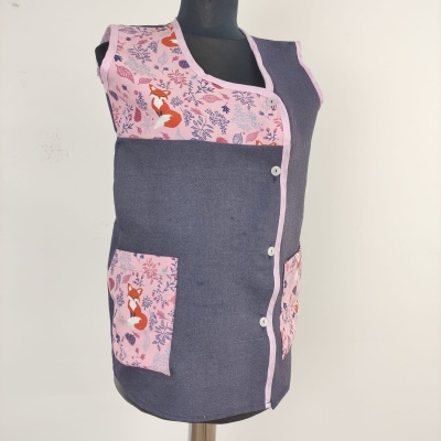 Vestido cinzento com detalhes rosa e padrão de raposas e flores