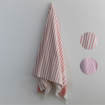 Toalha pendurada com riscas vermelhas e amostras de cores