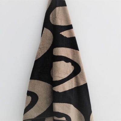 Toalha preta com padrão castanho claro pendurada