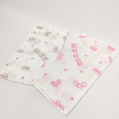 Dois panos de tecido com estampas de bicicletas e carros em cores rosa e castanho