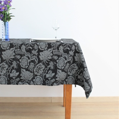 Toalha de mesa preta com padrão floral cinzento