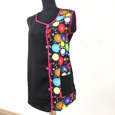 Bata preta com painel lateral colorido de balões e bolhas em manequim preto