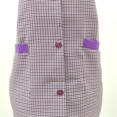 Vestido xadrez com bolsos roxos e botões rosas