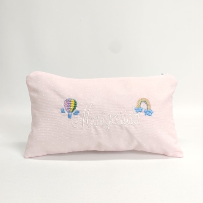 Estojo rosa claro com bordados coloridos e nome Margarida