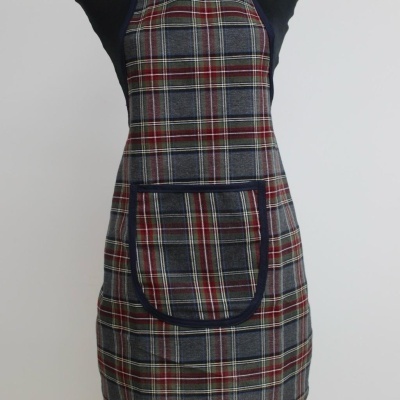 Avental com padrão xadrez verde, vermelho, branco e azul com bolso frontal azul