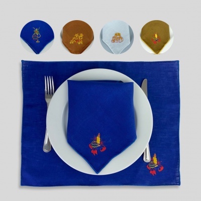 Conjunto de toalha e guardanapos bordados com prato e talheres