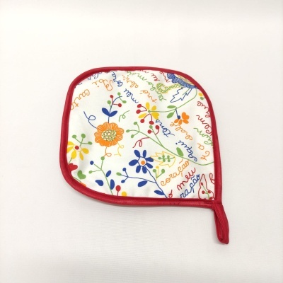 Pega de cozinha quadrada branca com flores coloridas e texto manuscrito, borda vermelha