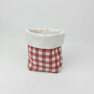 Saco de tecido vermelho e branco com boca dobrada branca