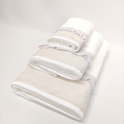 Conjunto de toalhas brancas com detalhes em riscas bege e laços lilás