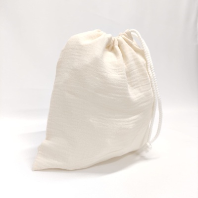 Saco de algodão cru com fecho de cordão branco