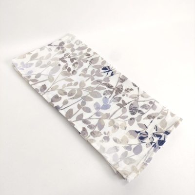 Toalha ou guardanapo de tecido branco com padrão de folhas cinza e azul